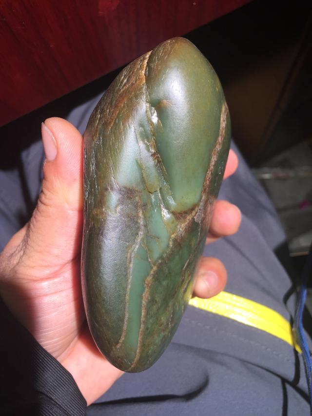 和田玉籽料▲一块奇怪的和田玉籽料原石