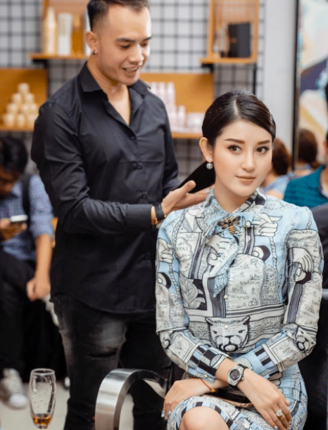 迪丽热巴▲越南“第一美女”超养眼，随意一坐美成海报，撞脸迪丽热巴