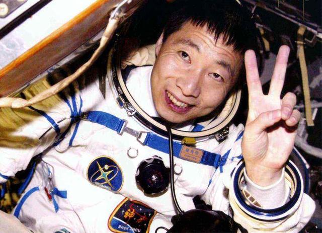 杨利伟|杨利伟进入太空后，曾听到有人“敲门”，17年后感慨真是万幸
