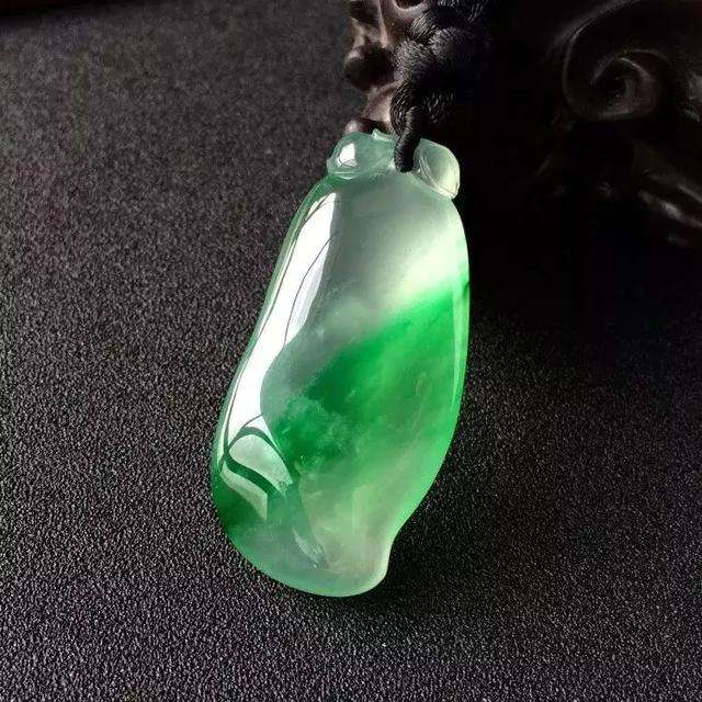 翡翠@飘花会影响翡翠的价值吗？其实满色的飘花才是可遇不可求！