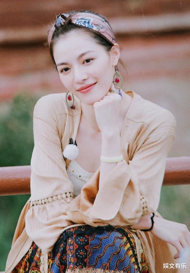 杨子姗上节目被骂"矫情",白布罩家具,因摄影师穿鞋进屋崩溃落泪