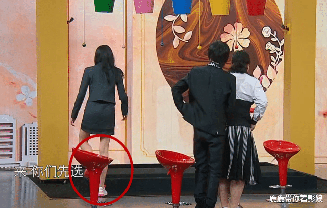 「关晓彤」王牌剪辑出问题?关晓彤上台时还穿着鞋,下一秒就变了,看懵观众