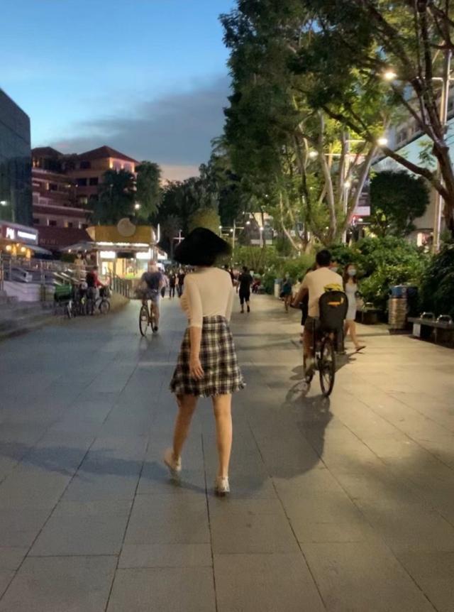 许晴|51岁许晴被网友偶遇，蚂蚁腰细腿抢镜，身材妖娆但至今无人娶