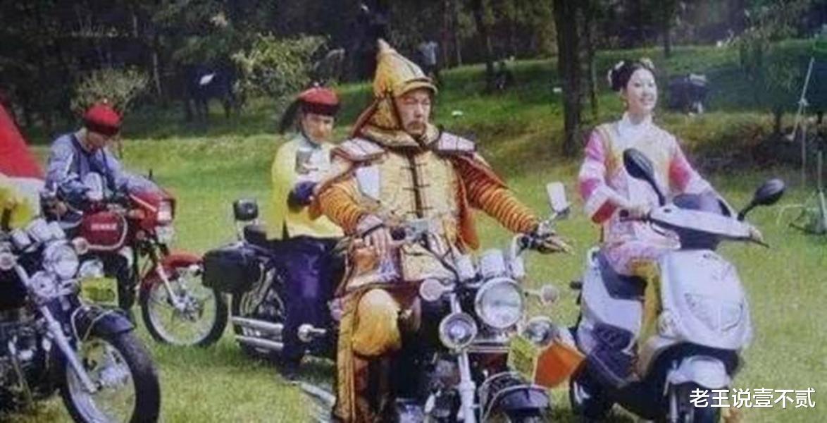 片场|明星片场休息，黄晓明抱着baby睡觉，鹿晗在玩水枪，而她却在抠脚
