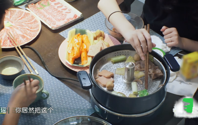何猷君|有钱人怎么吃火锅？看见何猷君夫妇的涮锅，原谅我没见过世面