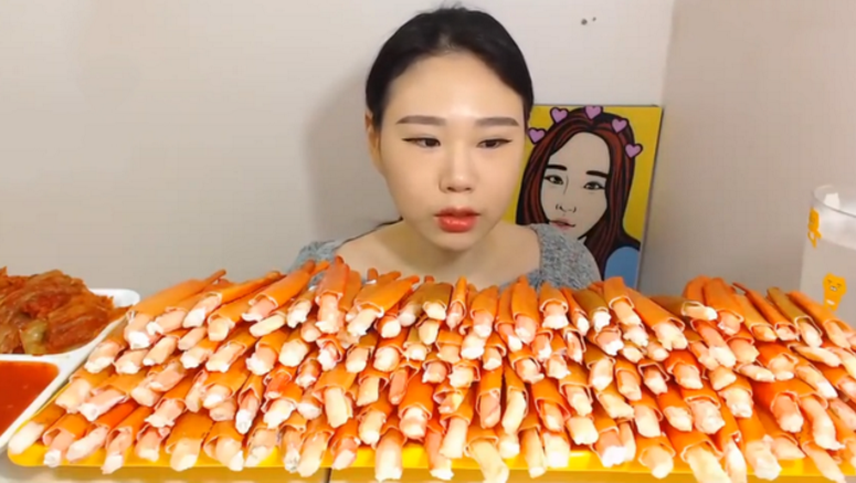 薯条|大胃王吃300根“薯条”，粉丝说她穷酸，咬开后，网友：吃不起！