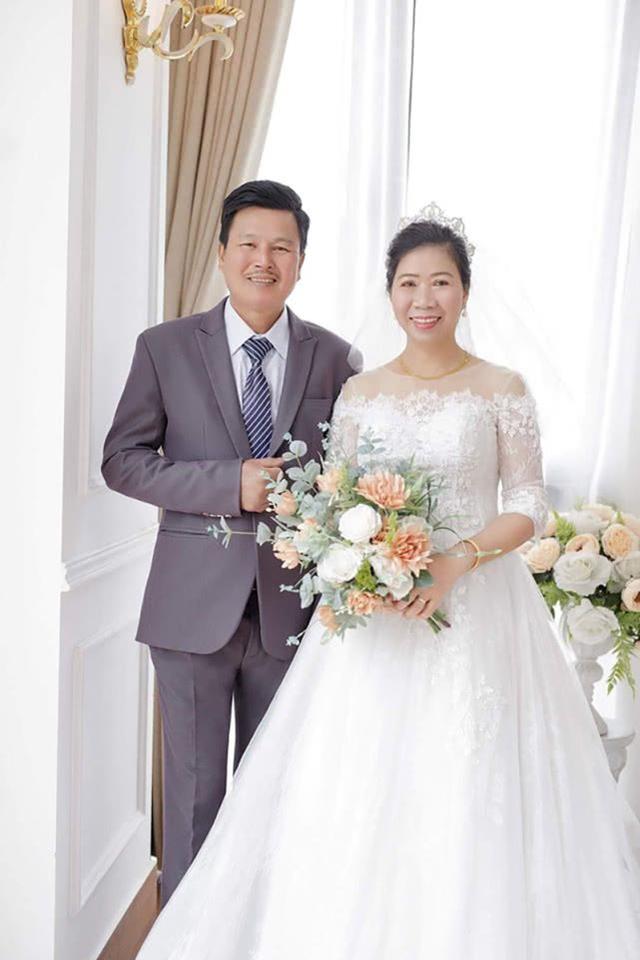 『结婚照』女子连续生6个女儿后终于生下男孩，曾为没有儿子困扰很多年