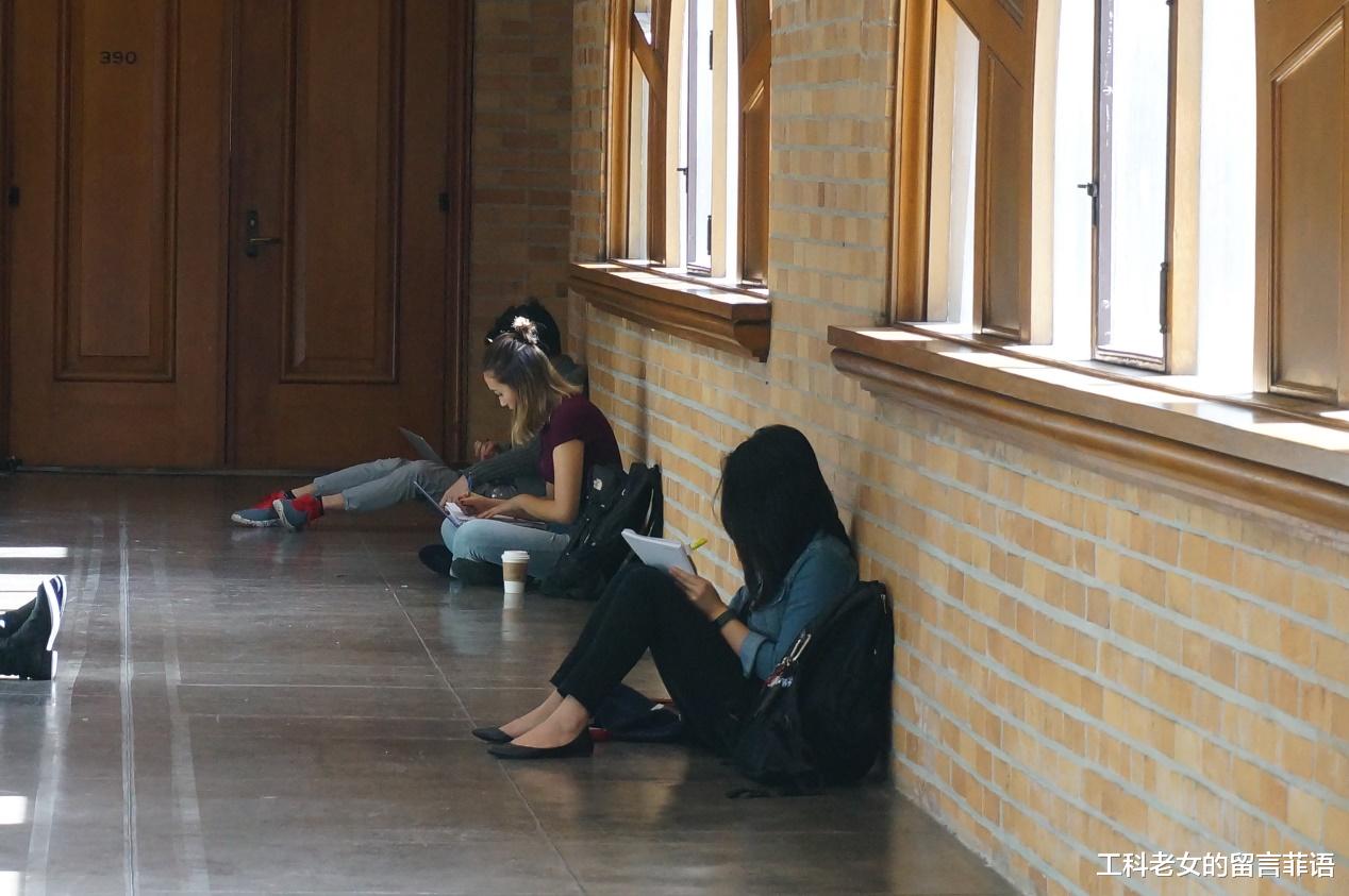 高校|顶尖高校学生怪，爱坐教室外的地上看书