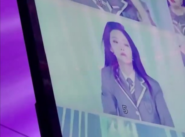 极简|喻言不愧是变脸大师，录制主题曲时笑容甜美，暂停后瞬间变冷漠脸