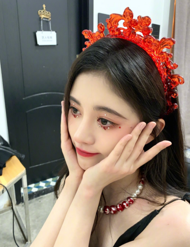 [鞠婧祎]当鞠婧祎穿上“电话线鞋”，本以为会翻车，看看效果图：大腿长我酸了