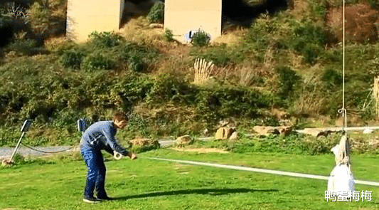 科学家：科学家为证明地球在转动，将石头吊在空中，摆动后出现神奇现象