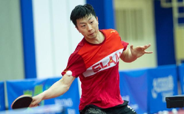 『美国』44岁刘国梁增白发显沧桑！马龙等4老将有新课题，樊振东该理发了