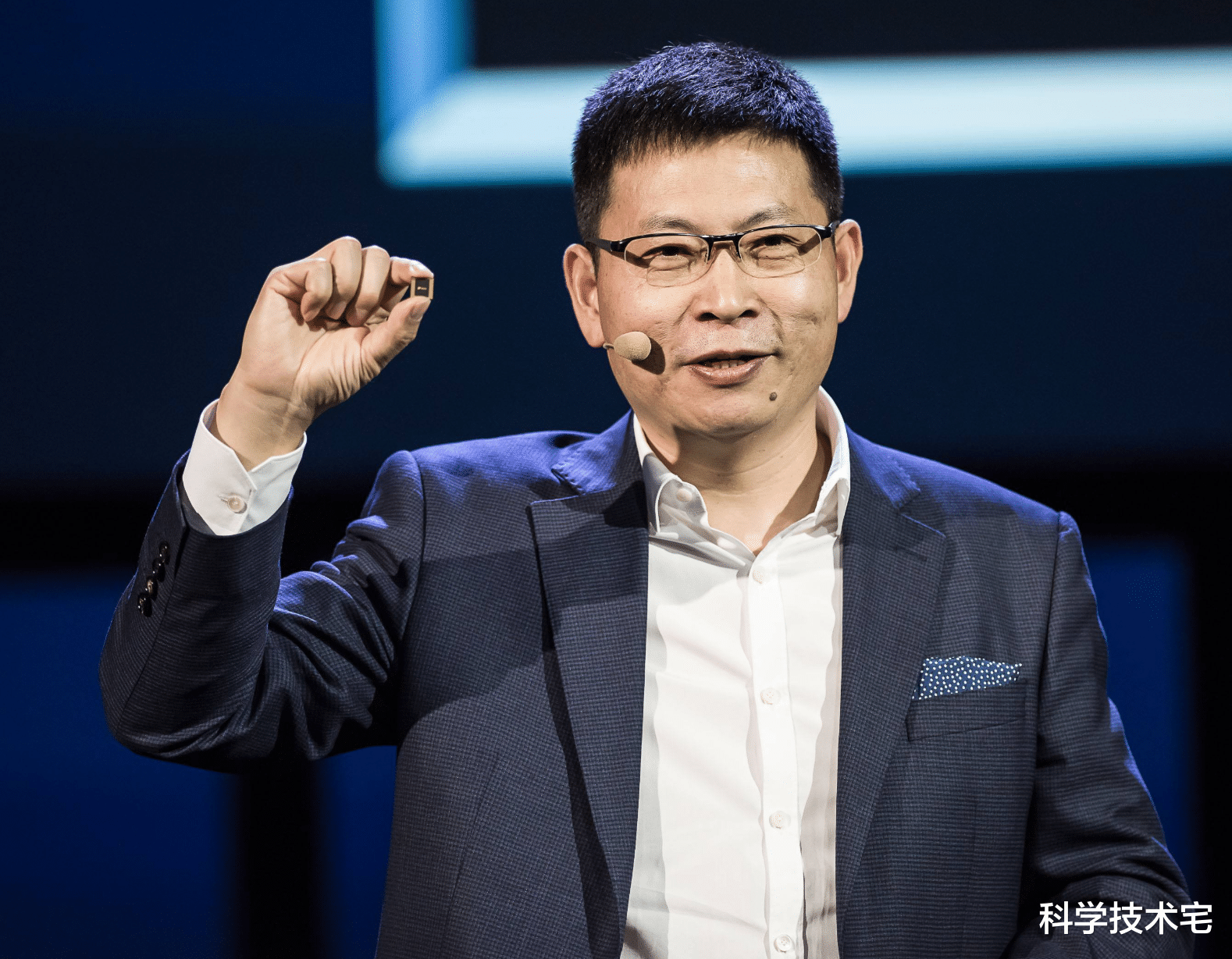 『华为』台积电进入5nm时代，因被制裁，华为无奈选择14nm工艺！