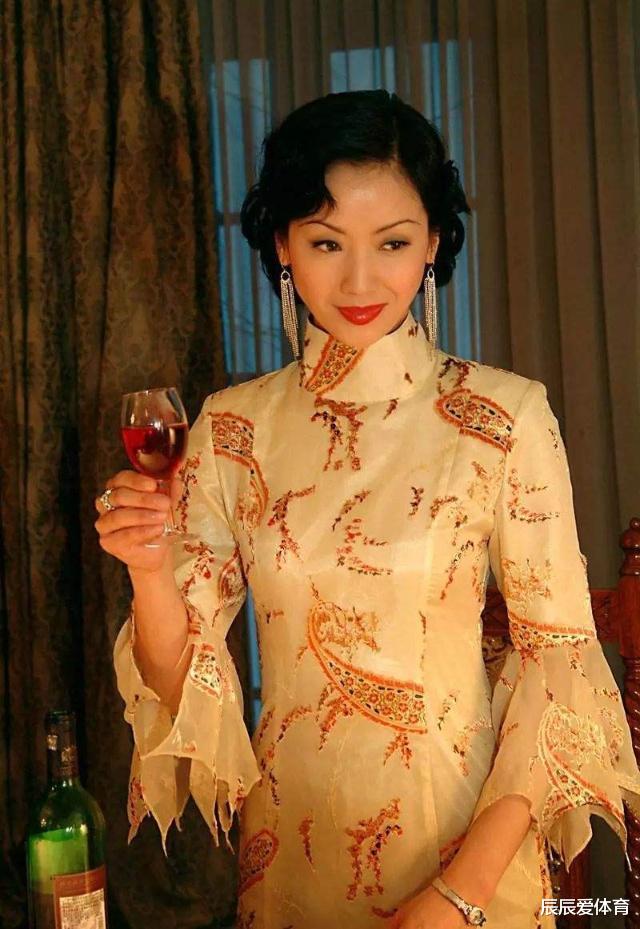 「潘长江」她不算美女，胜在清新，连天王刘德华都被她惊艳，如今52岁成这样