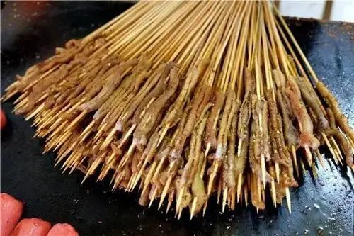 猪肉@30串10元的鸭肠，为啥这么便宜？老板透露其中奥秘，你以后还买吗