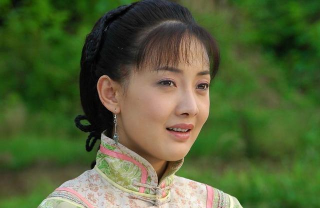 牛莉|13岁夺冠，8登春晚，24岁嫁豪门，42岁获得影后，今47岁活成少女