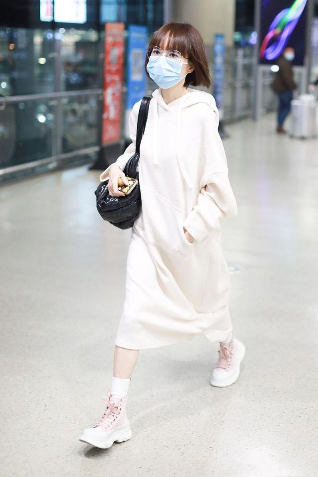 卫衣|鲁豫也太“嫩”了吧，卫衣裙配齐耳短发，50岁活力青春似美少女