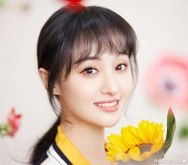 「刘海」29岁的郑爽,齐刘海卷发和粉色T恤出镜,小编想说“匀称”二字