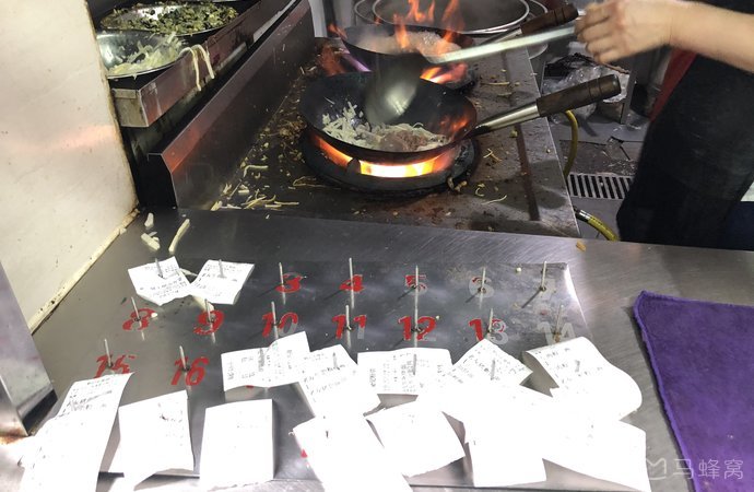 南宁■南宁排名第一的老友粉店，褒贬不一，每天食客络绎不绝