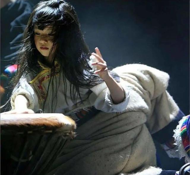 小彩旗@春晚连转4小时的小彩旗，21岁胖到认不出，杨丽萍: 不考虑再培养她