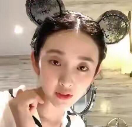 张馨予晒出宝宝正面照?婚后生活太幸福,36岁依然被老公宠成小孩