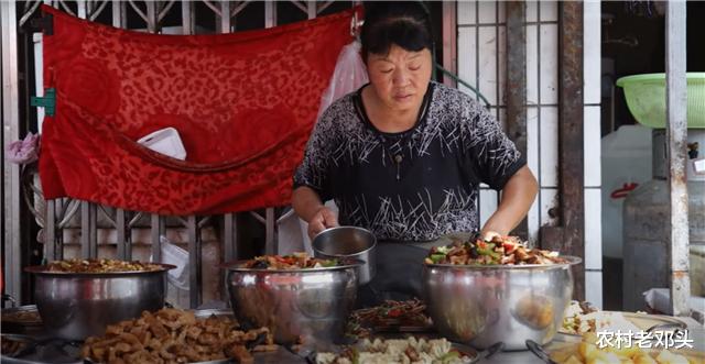 食客|夫妻街头卖“自选”快餐，15元一份遭哄抢，食客：米饭绝对管够！