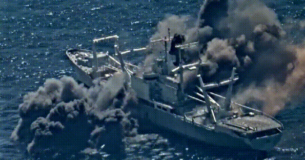 军事演习|大批军舰封锁演习海域，美舰闯入后遭导弹袭击，现场燃起浓浓黑烟