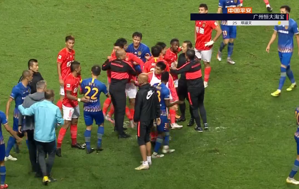 郑智|恒大苏宁球员爆发冲突，谁注意到卡纳瓦罗与郑智的行为？差距太大