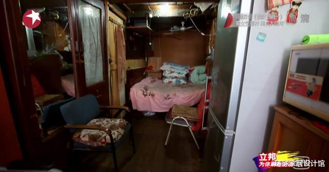 []一家7口挤14㎡，爸爸和姑妈姑父睡，毫无隐私，床铺晃动嘎吱响