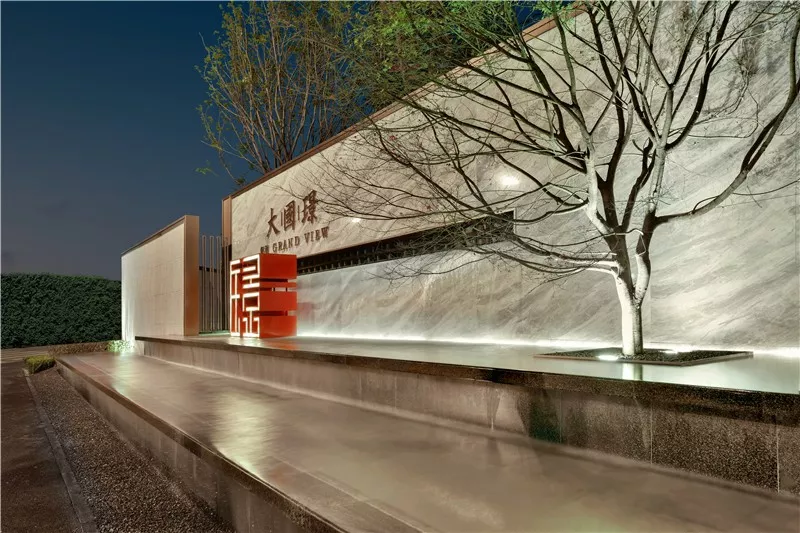 「」洗尽铅华承国风之韵，以新中式建筑之精髓将传统与现代结合，再现中国古典大宅之神韵！