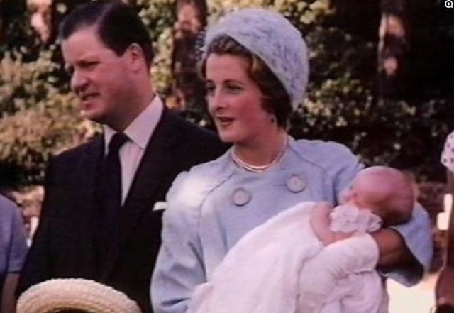 戴安娜|戴安娜母亲比她还美，被迫沦为生育机器，婚姻之路和女儿一模一样