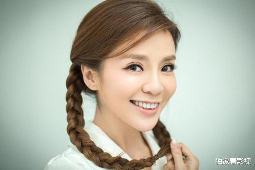 「朱迅」朱迅被亲妈伤害后，却成了模范儿媳：吃婆婆剩饭，伺候瘫痪的公公
