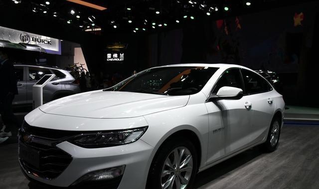 本田雅阁|又一合资中级车“扛不住了”，落地13万，2.0T+9AT，比雅阁还帅气