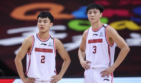 广东男篮|开门红！总决赛火药味十足，杜峰再爆金句，2米13中锋遭驱逐+禁赛