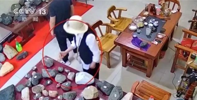 『翡翠』翡翠女飞贼,沉迷赌石在瑞丽盗走60件毛料,价值近百万!