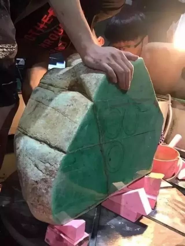 「翡翠」货主执意买下翡翠料子，一刀切出满色，现场被堵的水泄不通！
