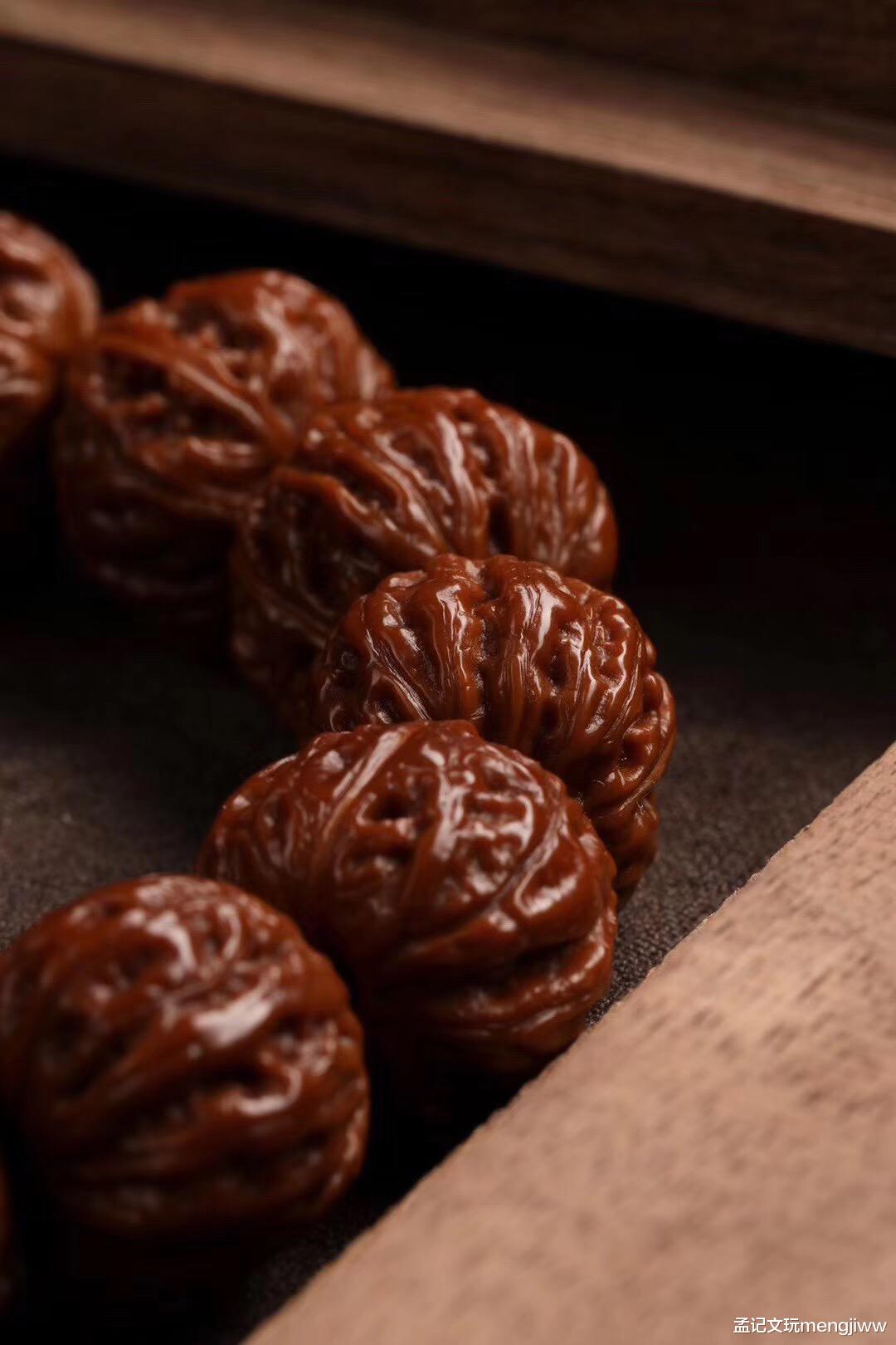 「文玩」文玩核桃手串，前期应该如何打底？