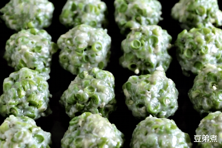 [豆角]夏天，遇到此菜再便宜也要吃，将它做成丸子，清香鲜嫩，特好吃
