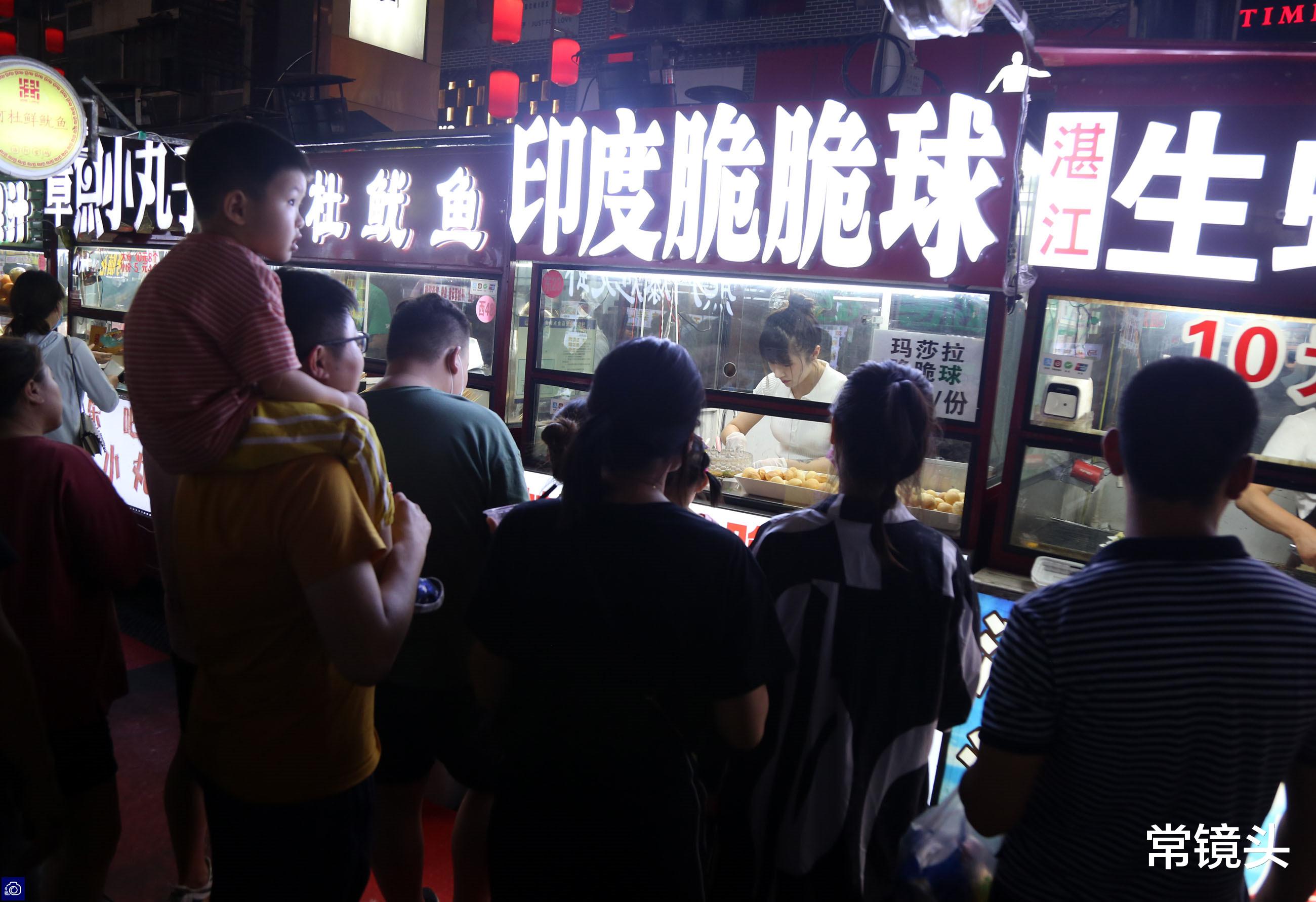 「整形」25岁美女老总摆地摊走红,18岁开始摆摊挣钱,曾因收到假钞大哭