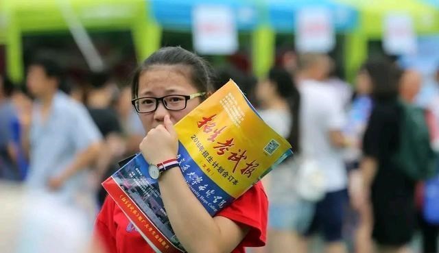 大学|近160所院校,专科投档分数超本科线!网友:上专科也不易