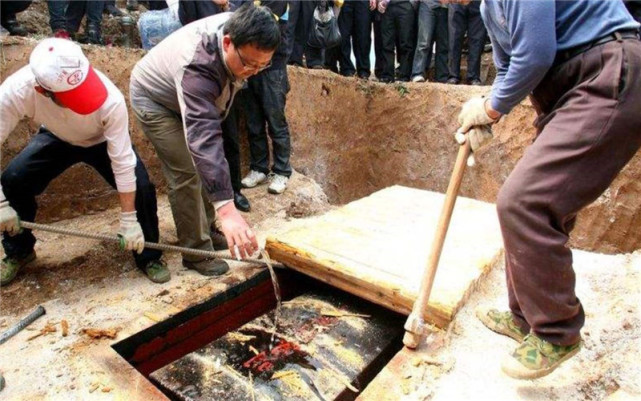 李莲英|北京出土李莲英墓，报废3把铁锤才打开，开棺后让专家汗毛倒竖