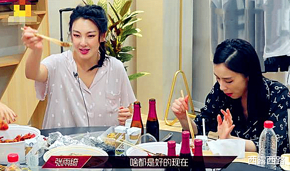 [钟丽缇]大家都在吃小龙虾，有谁注意钟丽缇在吃什么？难怪50岁身材保养这么好