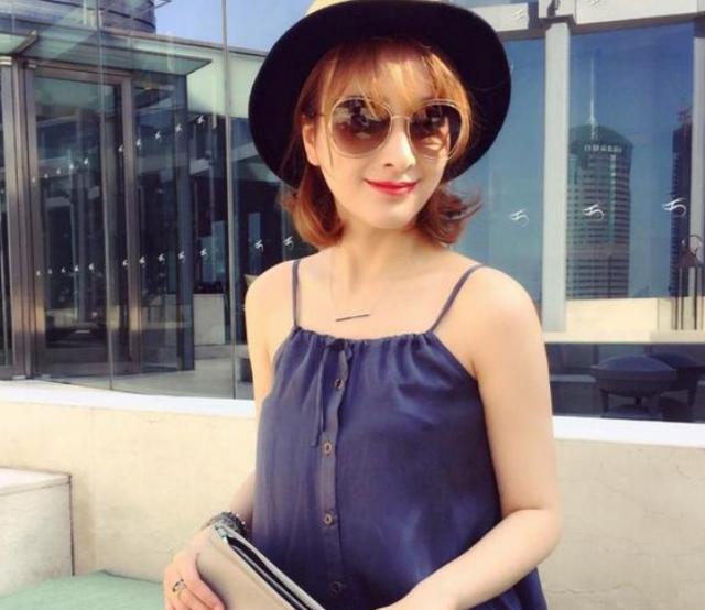 「吴昕」吴昕节目中晒出自己的家，头一次见用仓库装衣服，家里衣服太多了