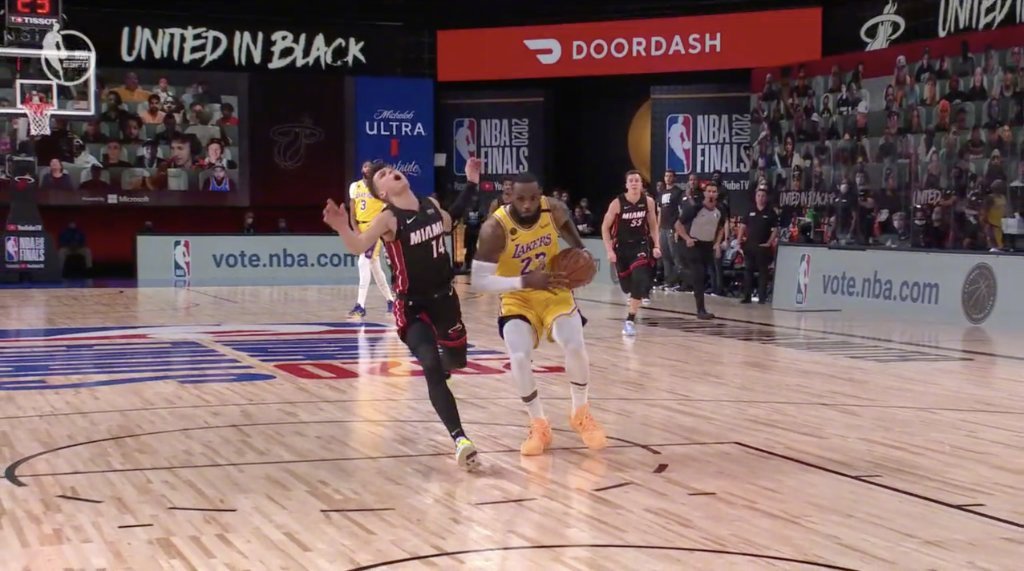 勒布朗·詹姆斯|詹姆斯抢断准备上篮，2秒后全场沸腾 球迷：这就是惹老詹的下场！