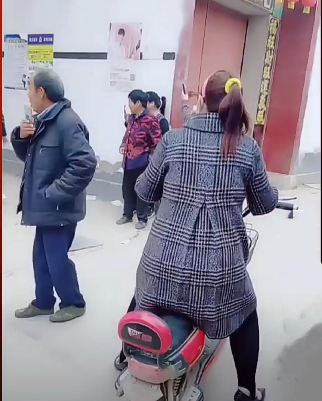 朱之文|大衣哥儿媳妇被围拍，大衣嫂怒指村民别拍了，朱家人都太老实！