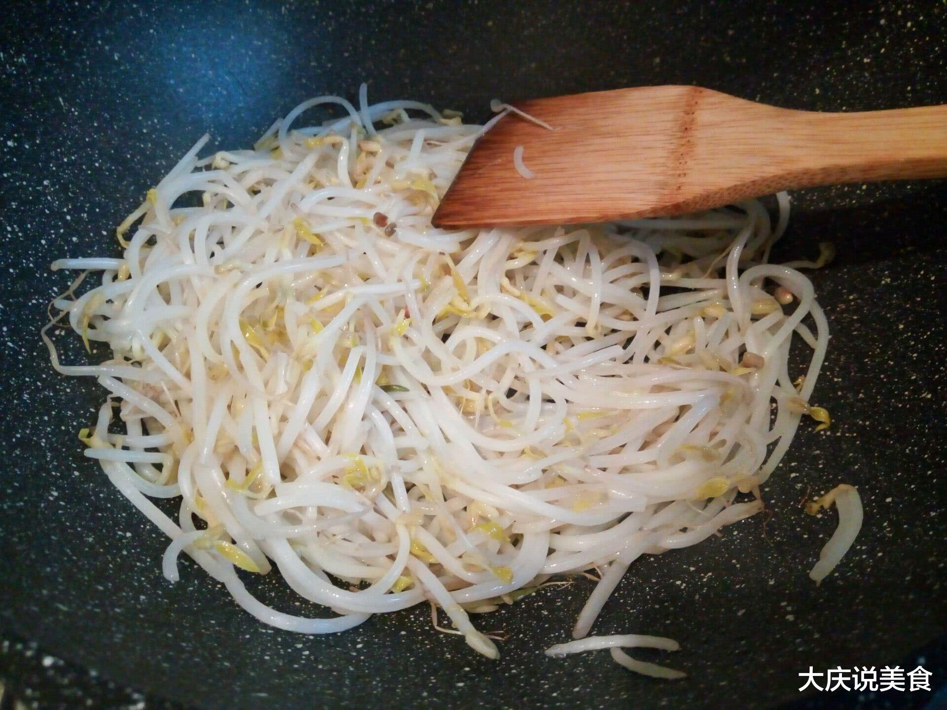 豆芽|炒绿豆芽，放醋的顺序很重要！很多人都弄错，豆芽容易出水不酸脆