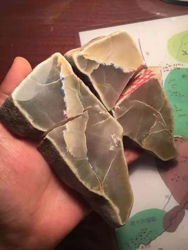 「葫芦」夜市一万二入手的原石,切开后心都凉了,看玉雕师死马当作活马医