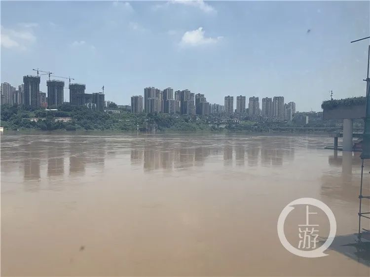 重庆晚报|直击洪峰过境，重庆朝天门码头被淹没