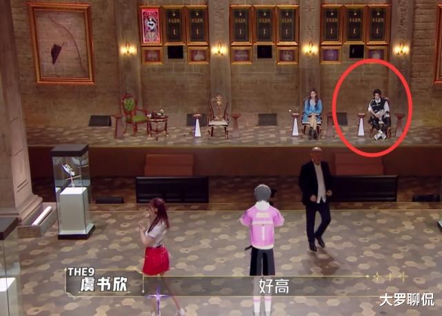 虞书欣|虞书欣录节目当众脱外套，却忘了还穿着露脐装，王琳凯眼神都变了