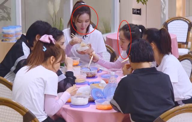 张萌▲《乘风破浪》丁当大哭有隐情？和黄圣依闹矛盾被剪，难怪张萌冷脸